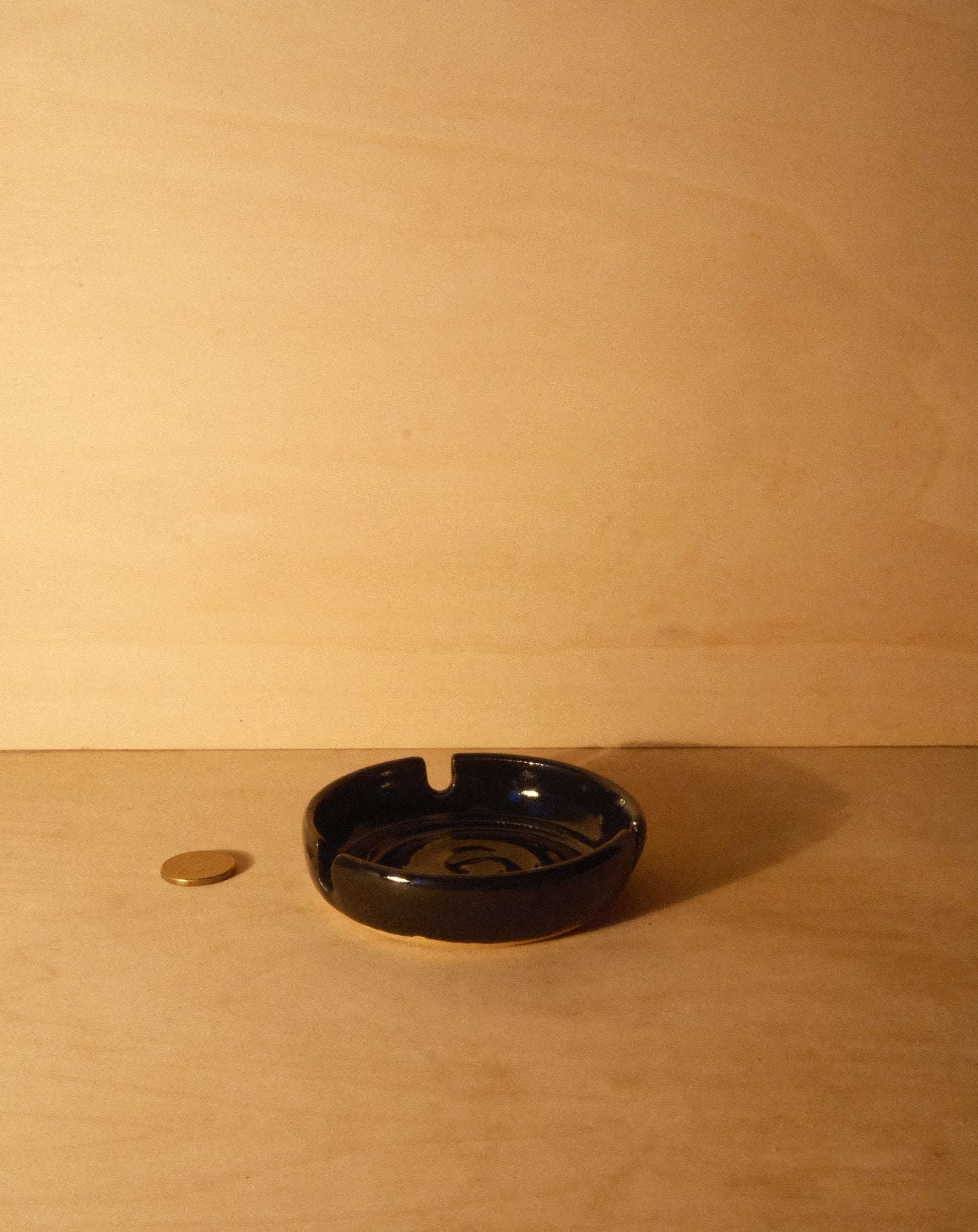 BLACK ASHTRAY 001