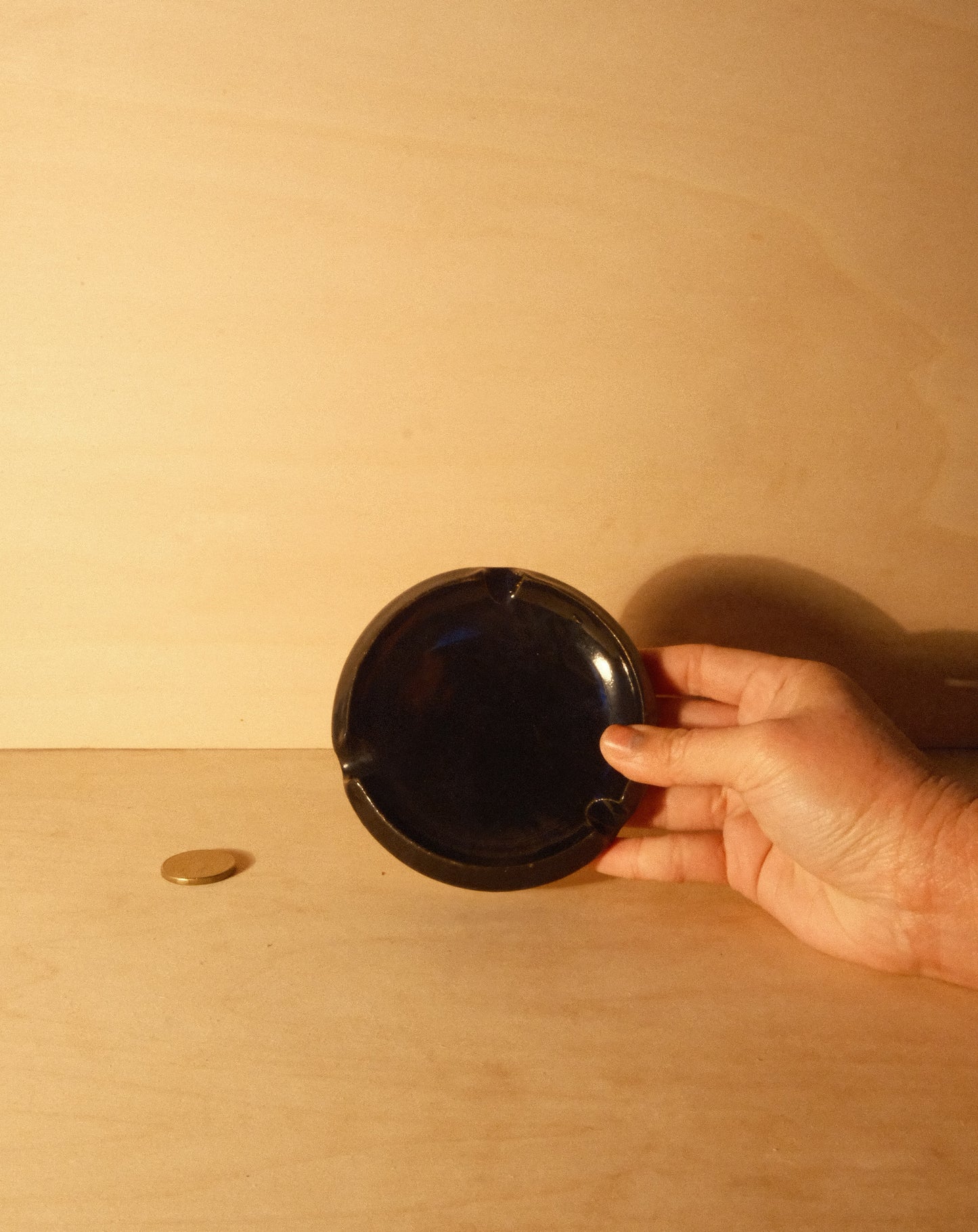 BLACK ASHTRAY 002