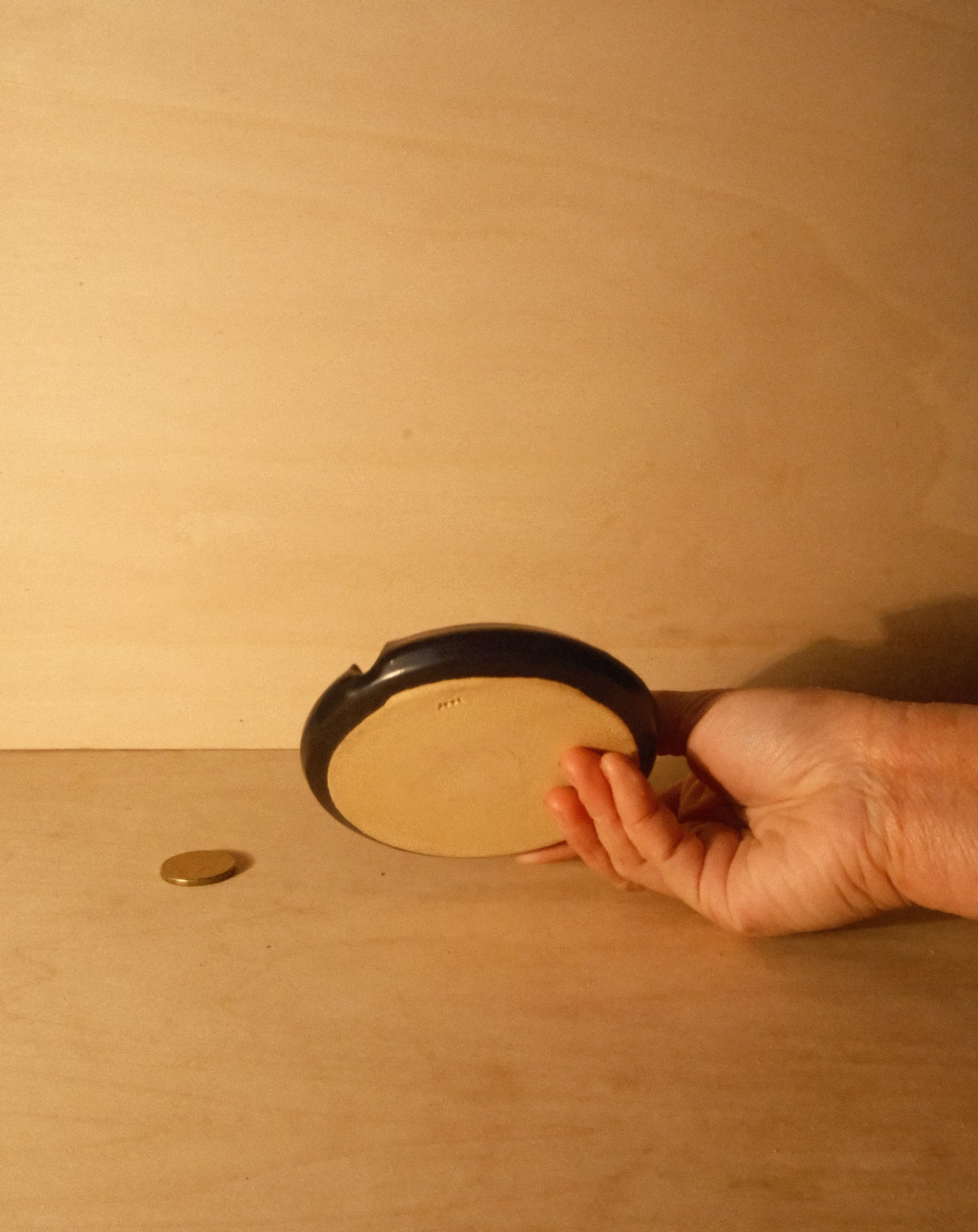 BLACK ASHTRAY 002