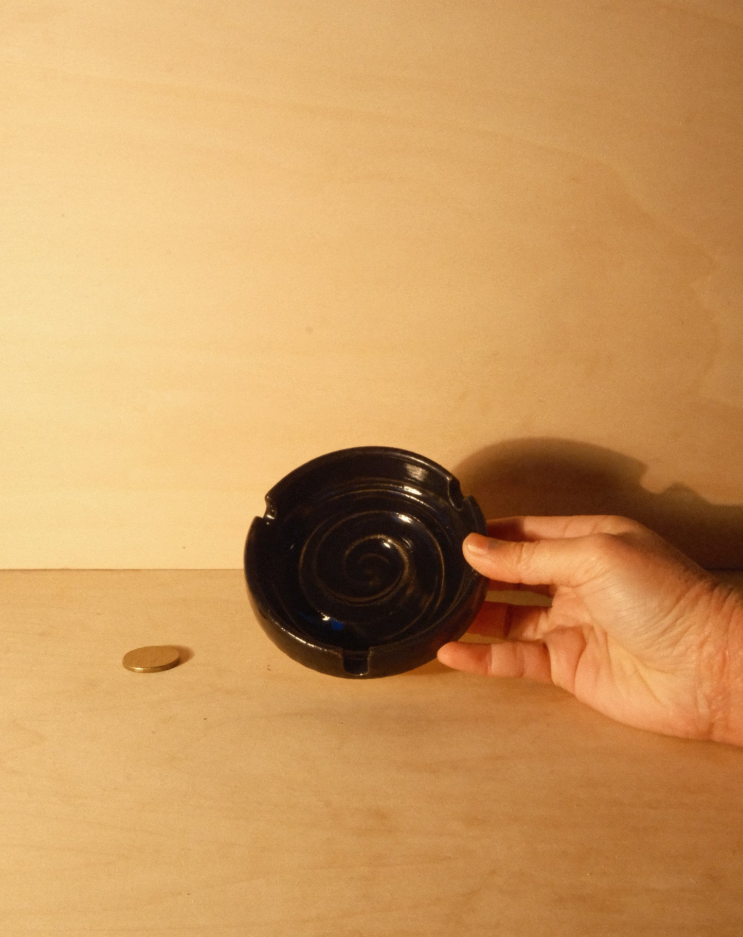 BLACK ASHTRAY 004