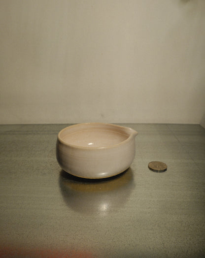WHITE SATIN SPOUTED MATCHA BOWL