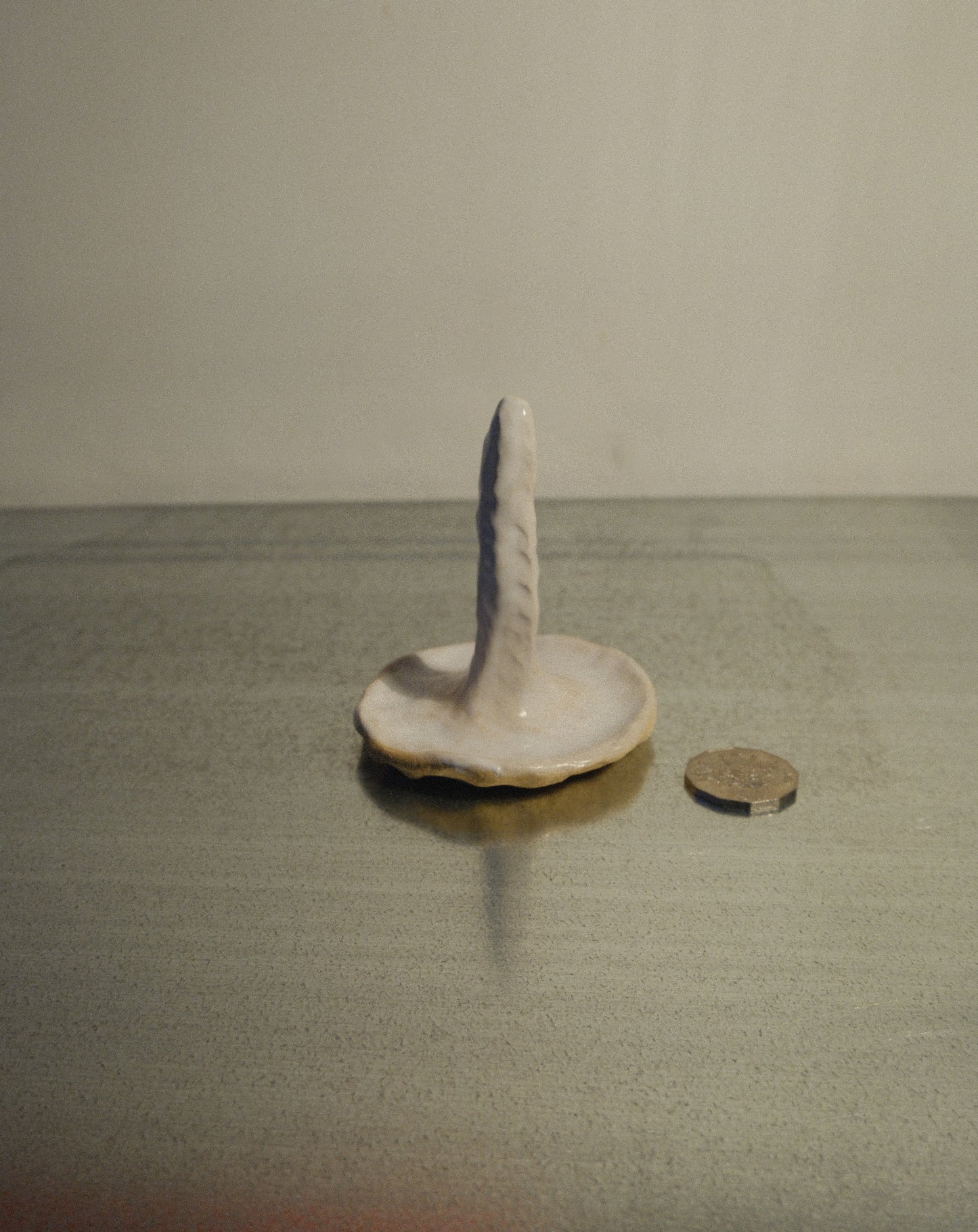 WHITE SHROOM RING HOLDER 002