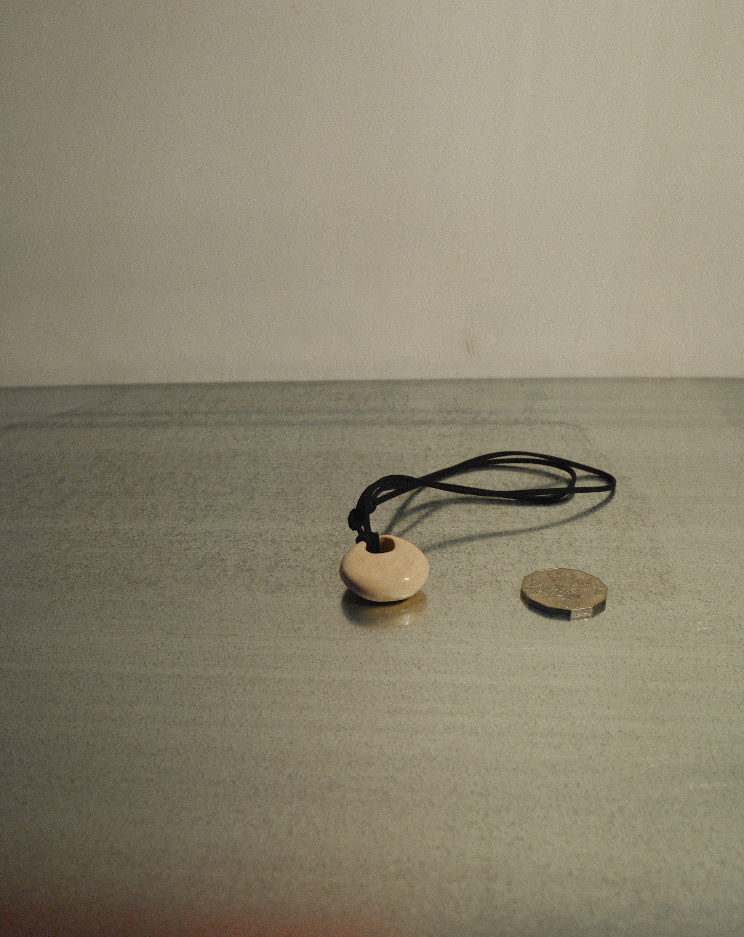 WHITE ADJUSTABLE CERAMIC NECKLACE 002