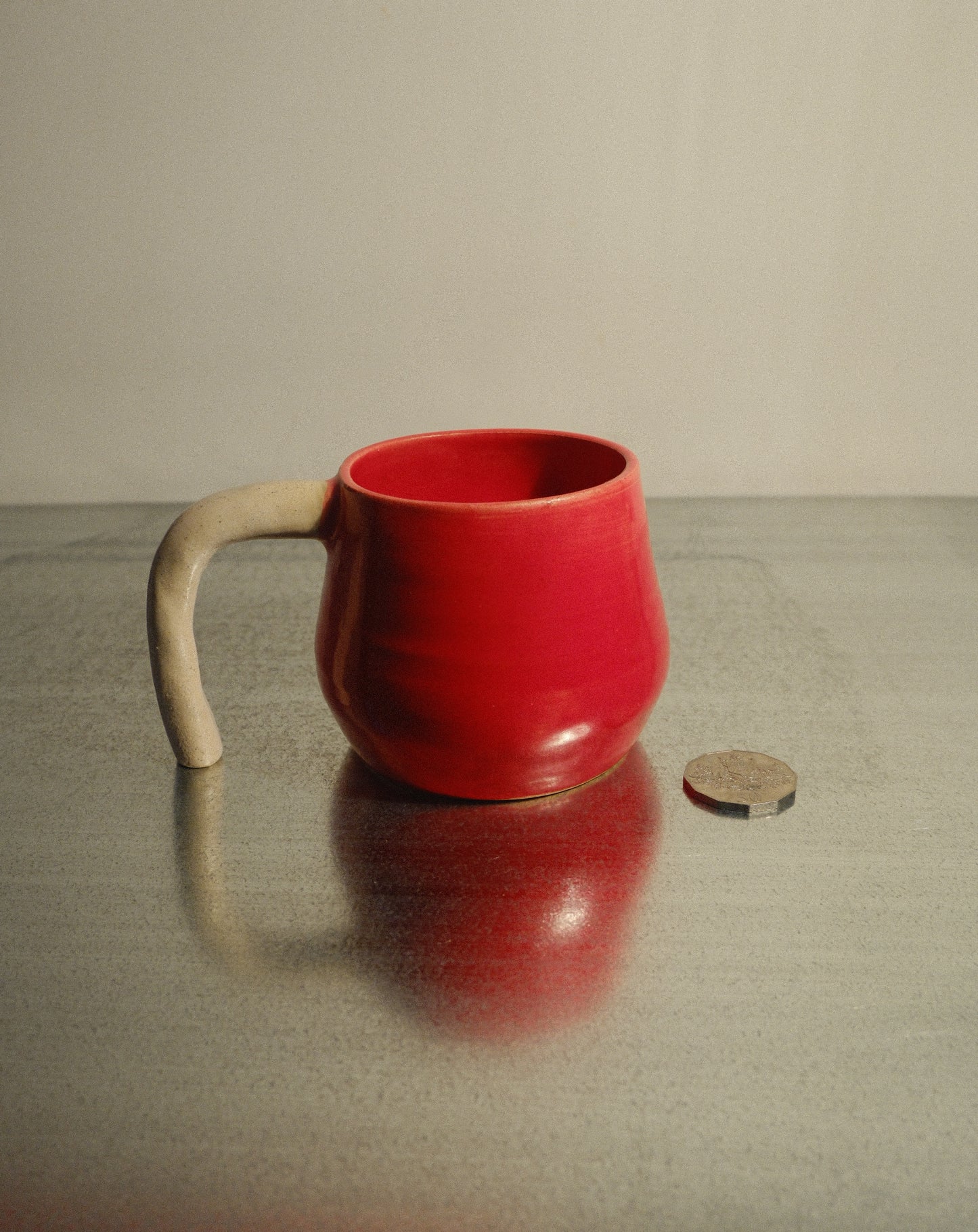 RED FUNKY HANDLE DIMPLE MUG 001