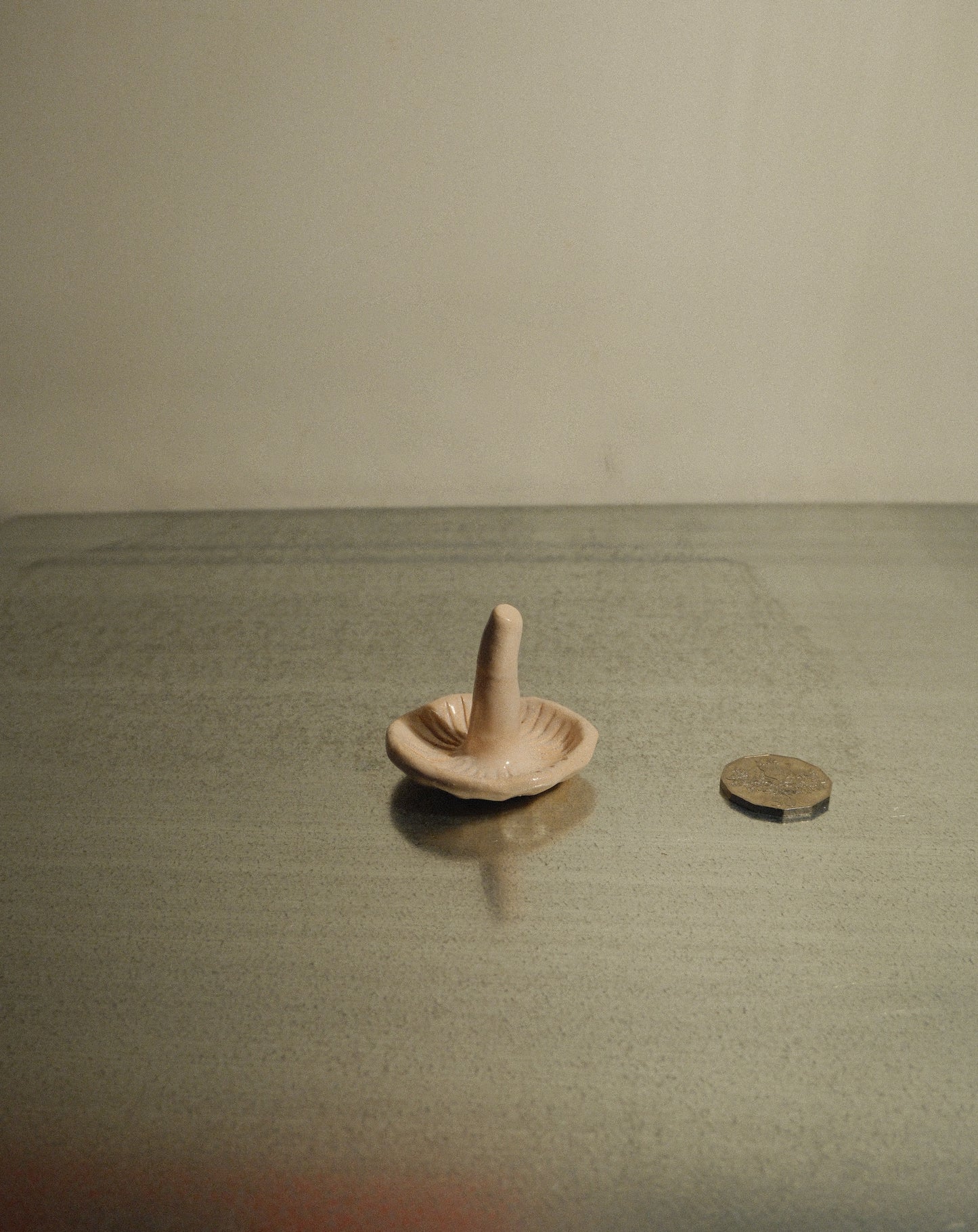 WHITE SHROOM RIBBED RING HOLDER 001