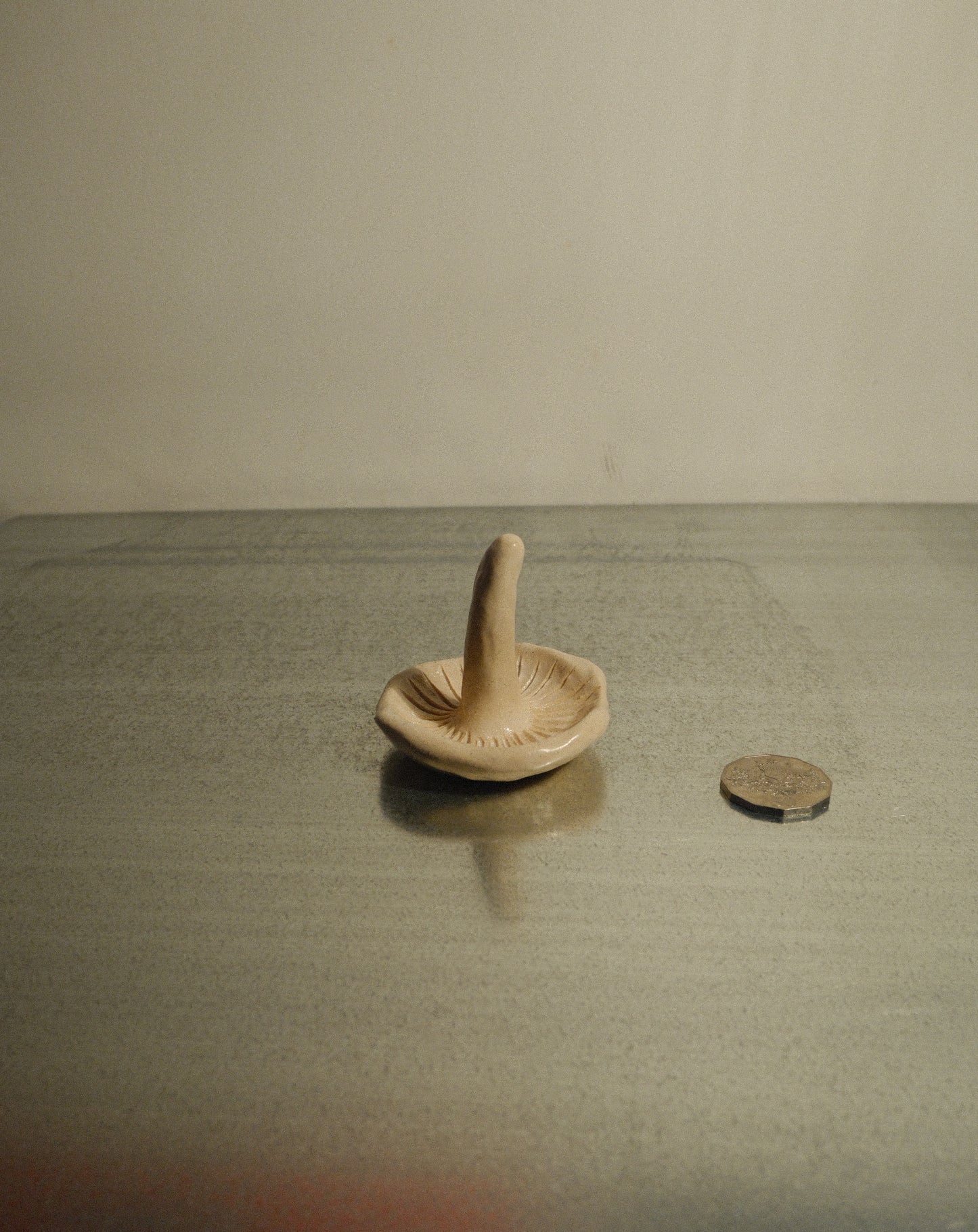 WHITE SHROOM RIBBED RING HOLDER 002