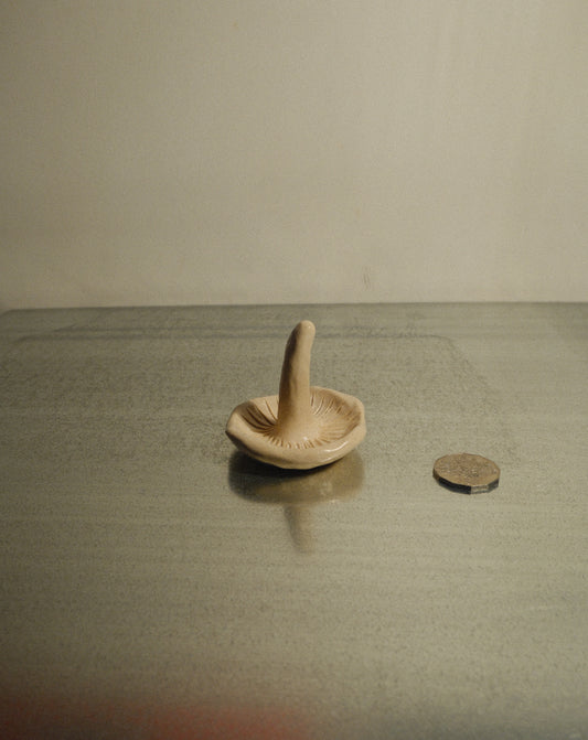 WHITE SHROOM RIBBED RING HOLDER 002