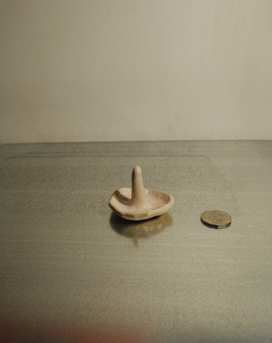 WHITE SHROOM RIBBED RING HOLDER 003