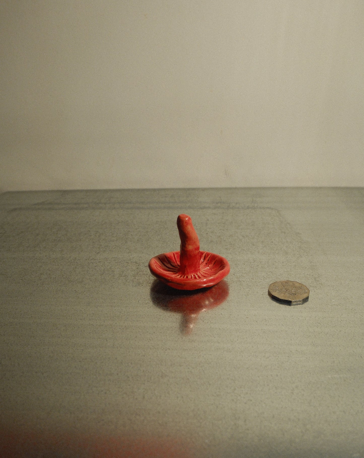 RED SHROOM RIBBED RING HOLDER 001