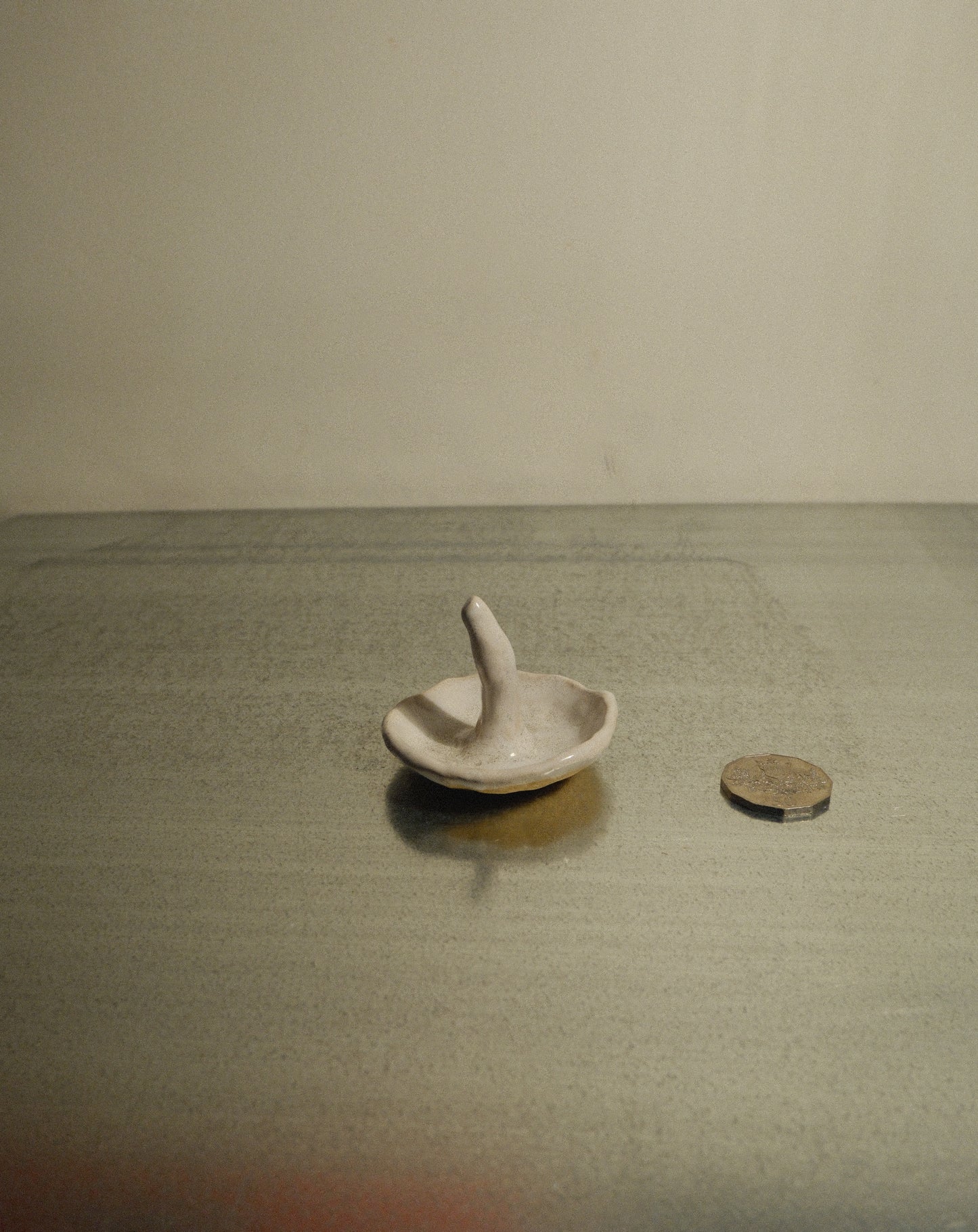 WHITE SHROOM RING HOLDER 001