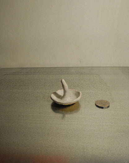 WHITE SHROOM RING HOLDER 001
