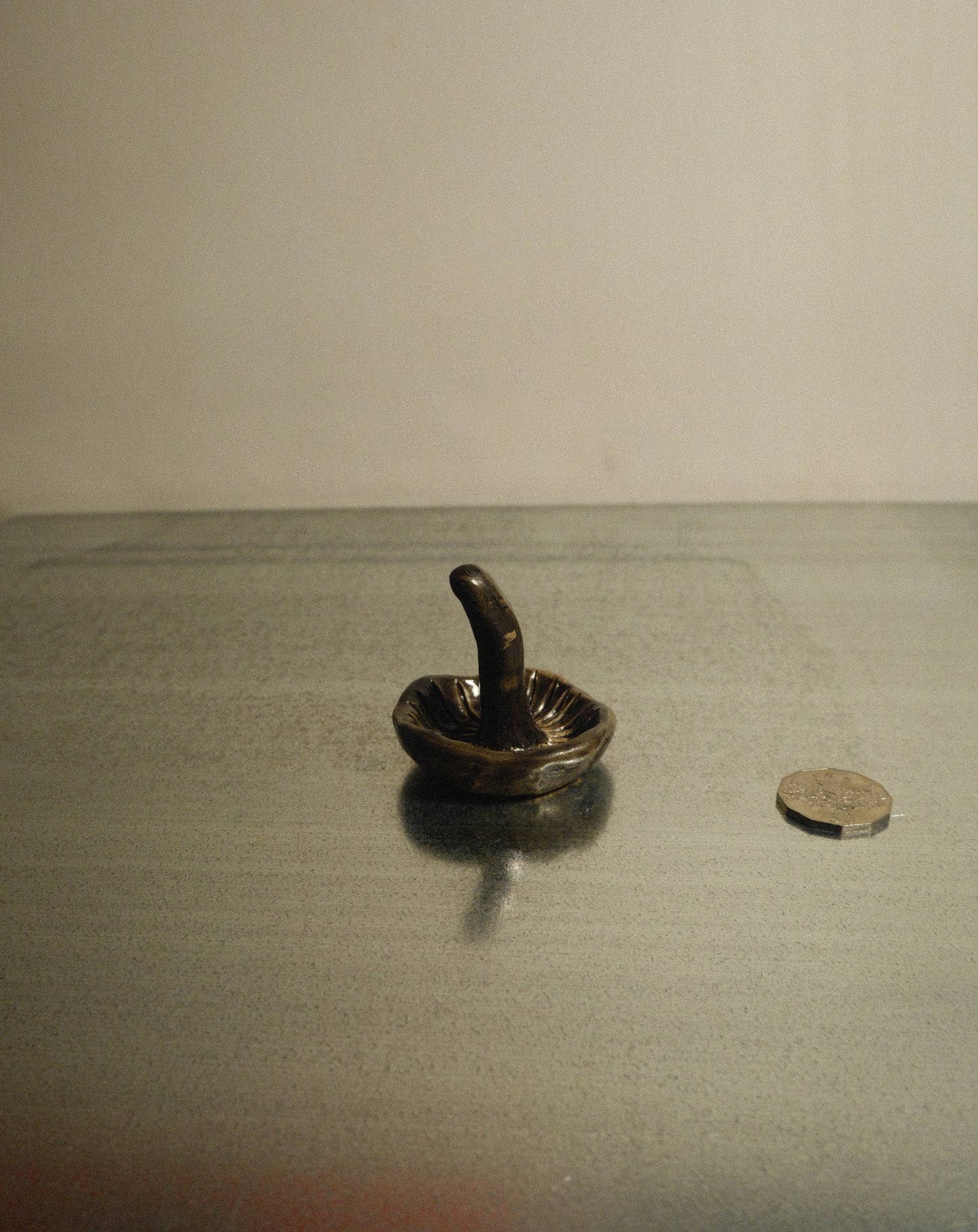 BLACK SHROOM RIBBED RING HOLDER 001