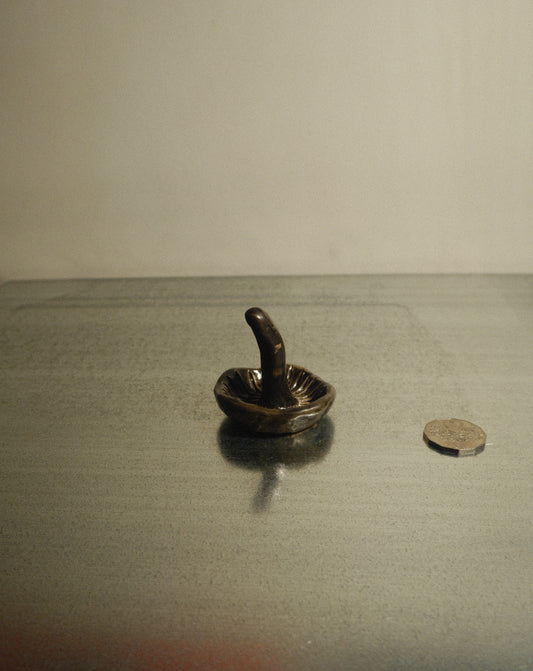 BLACK SHROOM RIBBED RING HOLDER 001