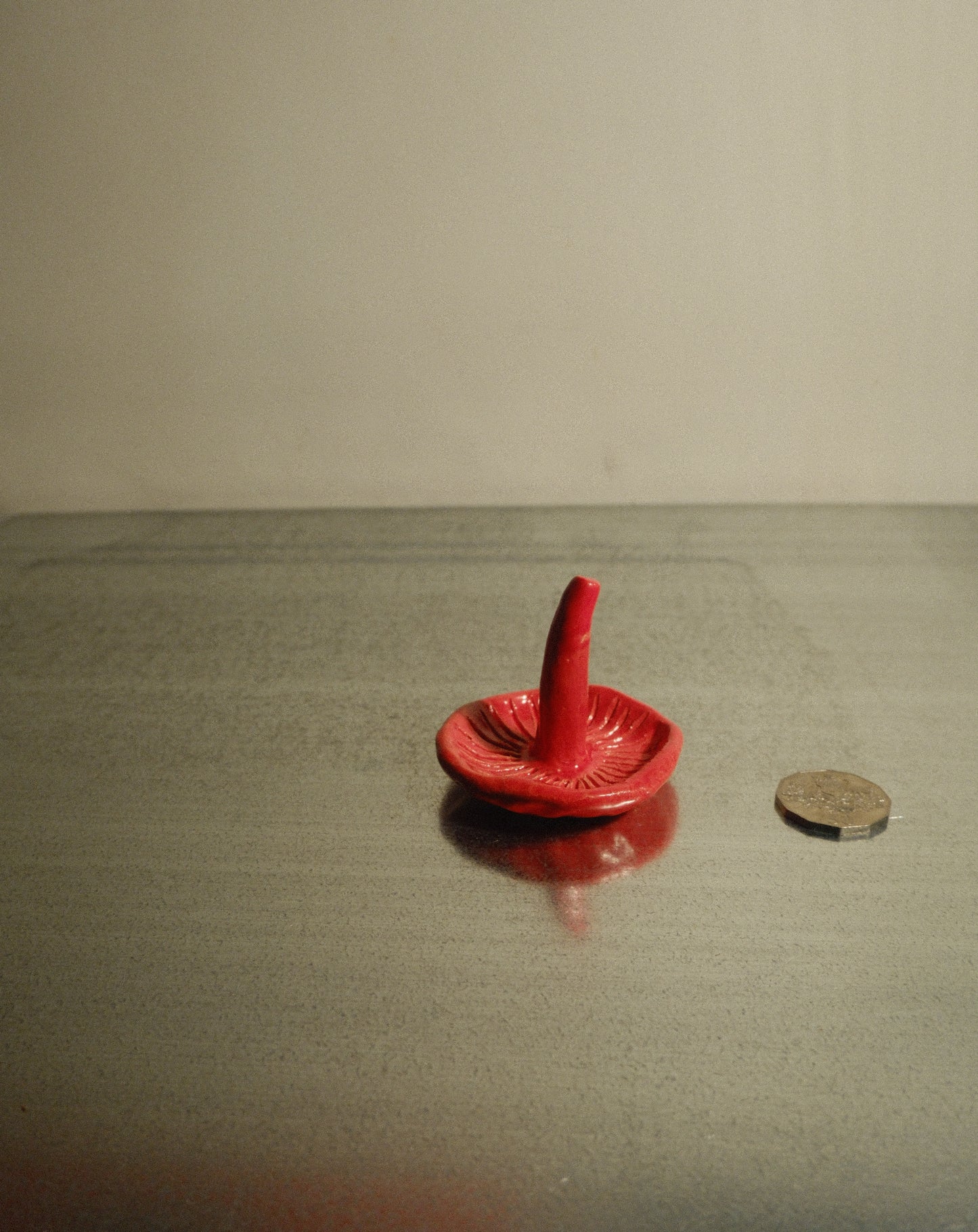 RED SHROOM RIBBED RING HOLDER 002