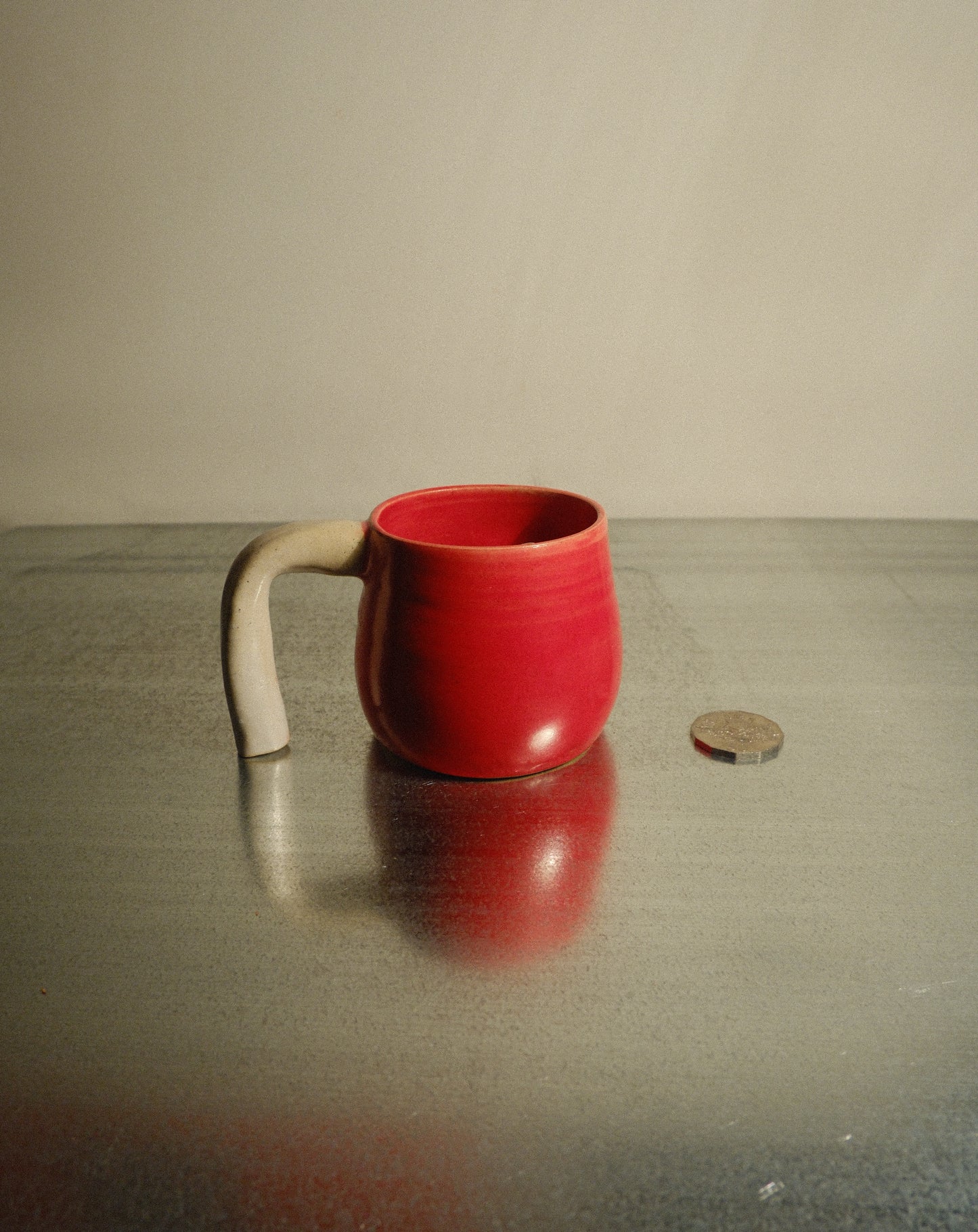 RED FUNKY HANDLE DIMPLE MUG 002