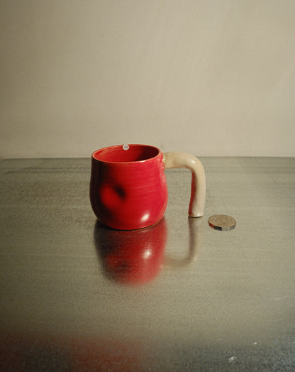 RED FUNKY HANDLE DIMPLE MUG 002