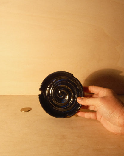 BLACK ASHTRAY 001