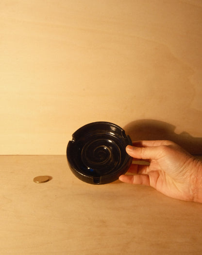 BLACK ASHTRAY 004